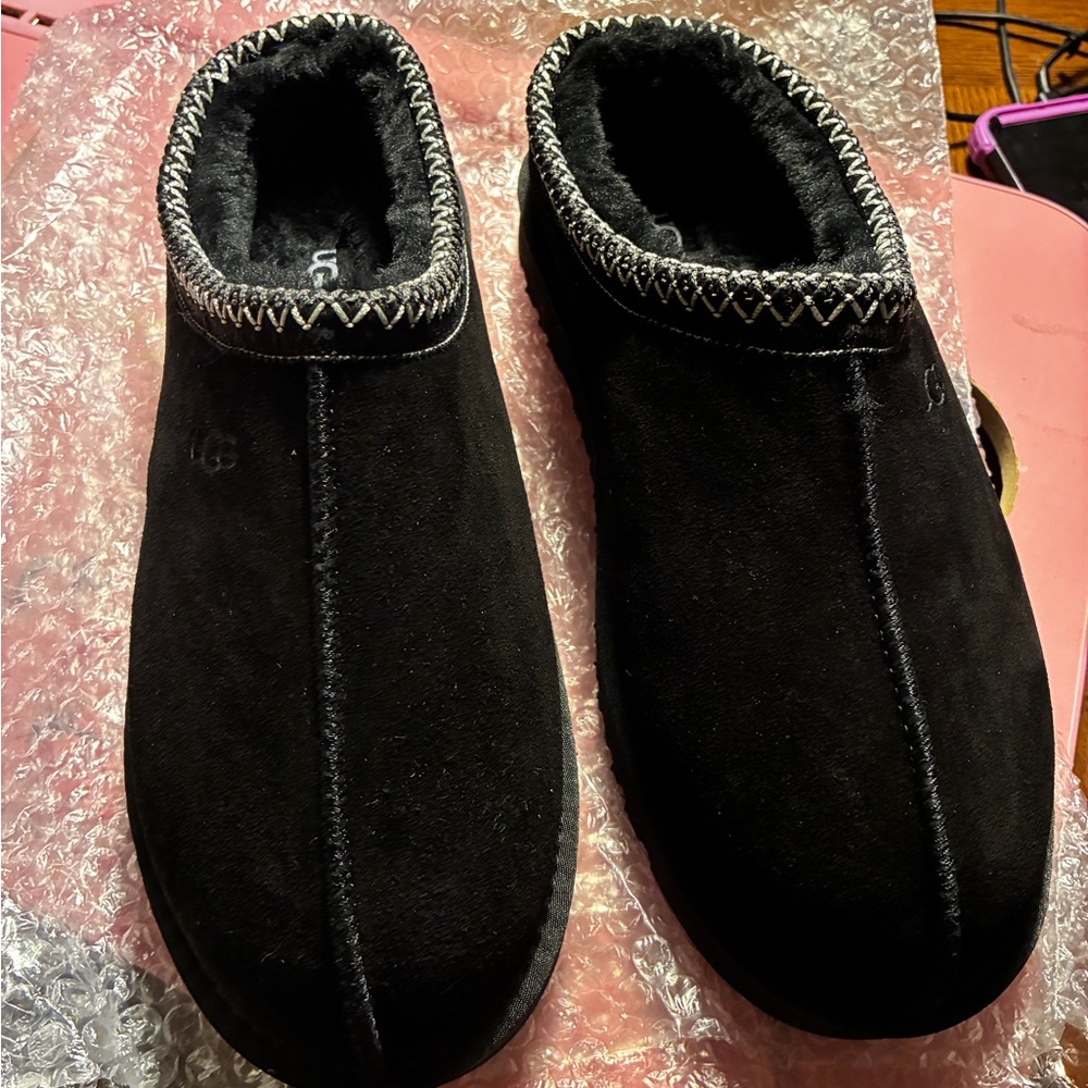 UGG Black Men's Loafers with Stitch Detail